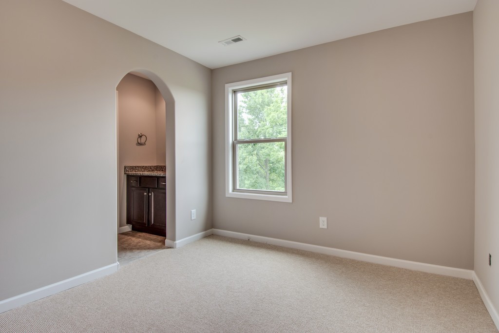 942 Hunters Lane Springfield, TN 37172 - Photo 34 of 40 an empty room with windows and closet