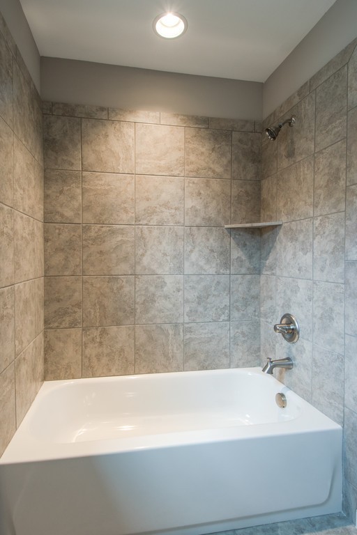 942 Hunters Lane Springfield, TN 37172 - Photo 37 of 40 a bathroom with a bathtub