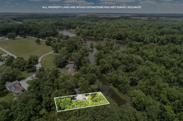 a view of a back yard