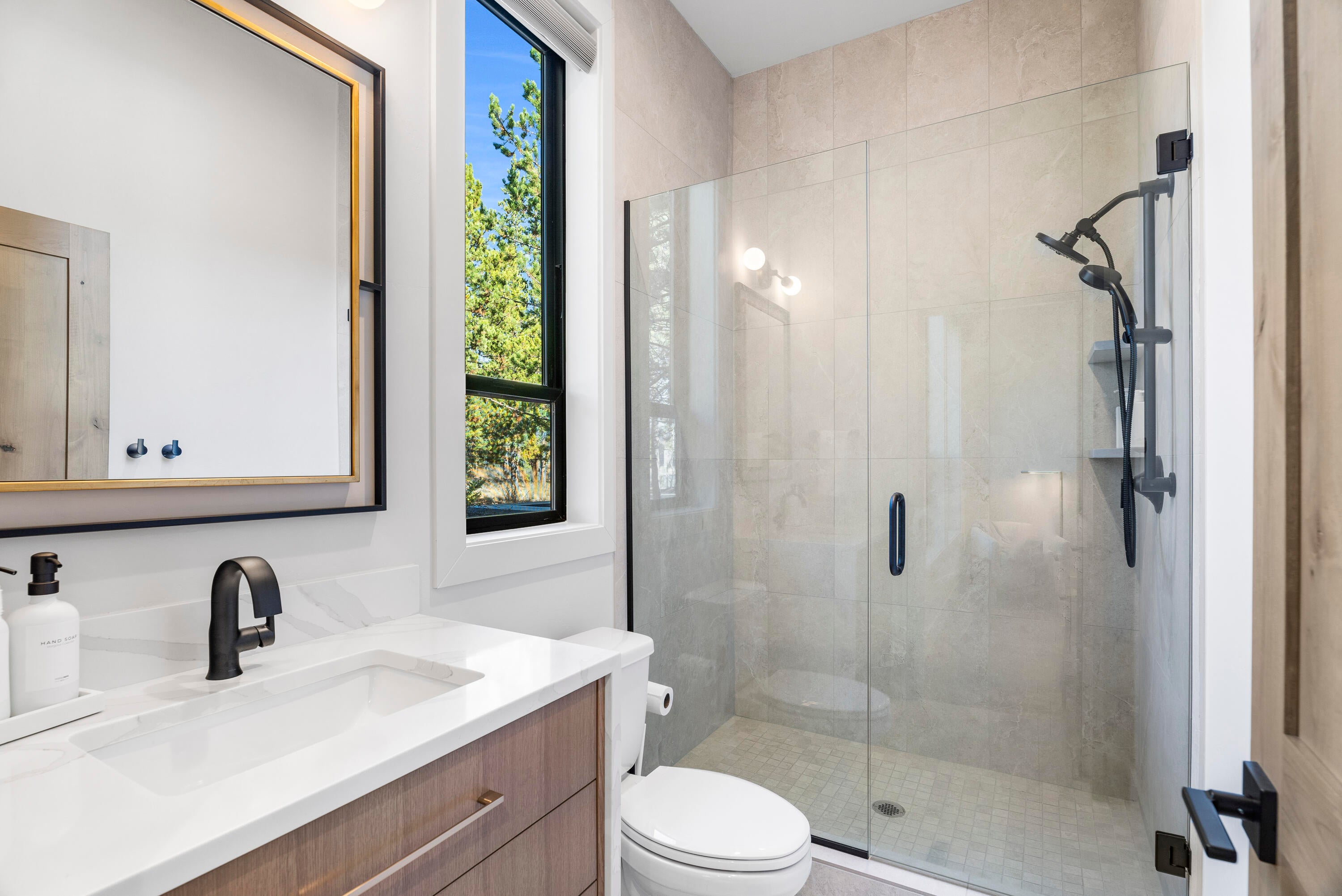 56500 Sunstone Loop, Unit 161 Bend, OR 97707 - Photo 30 of 64 Suite #2 Bath