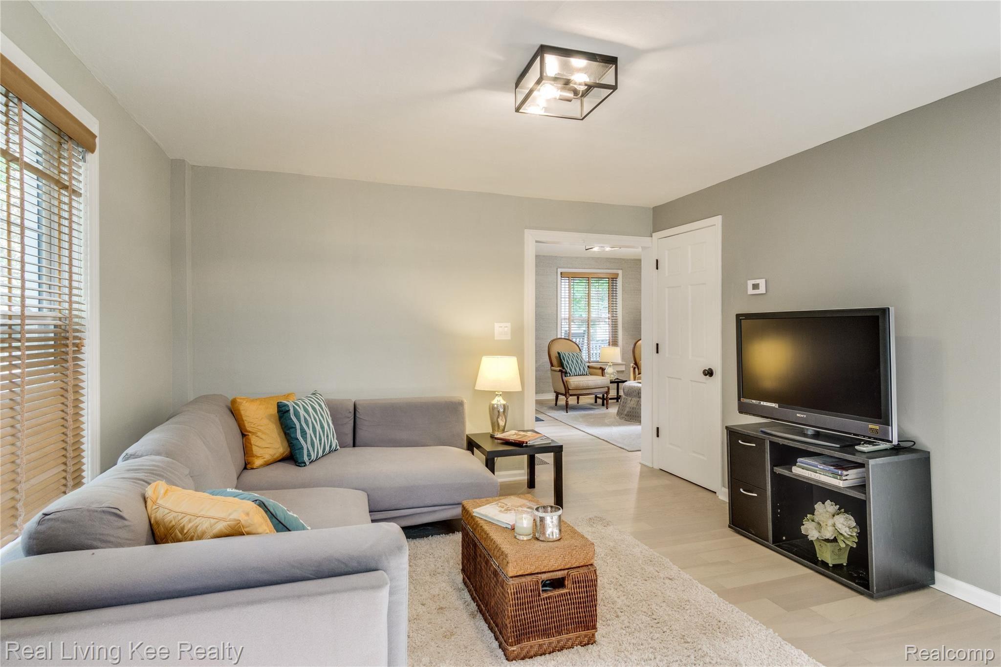 902 Fairview Avenue Rochester, MI 48307 - Photo 39 of 74 Interiors (16 of 51).jpg