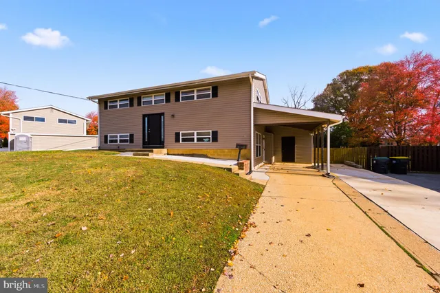 a front view of house with yard