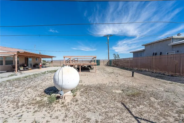 a view of a backyard
