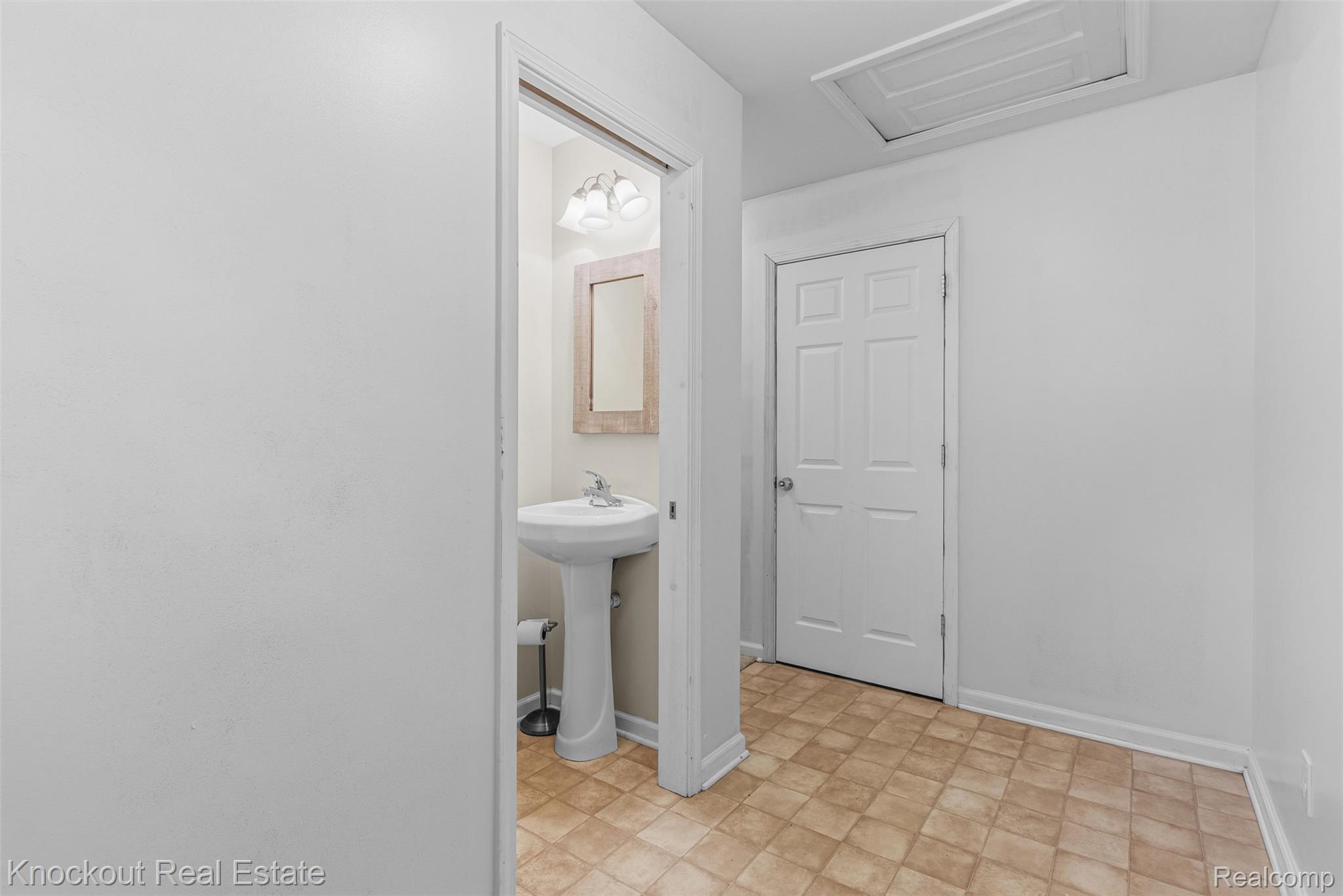9060 North McKinley Road Flushing, MI 48433 - Photo 21 of 28 Half bath featuring baseboards