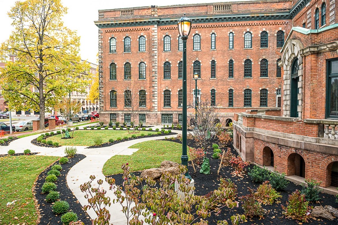Exterior view of 300 Alexander Apartment's courtya