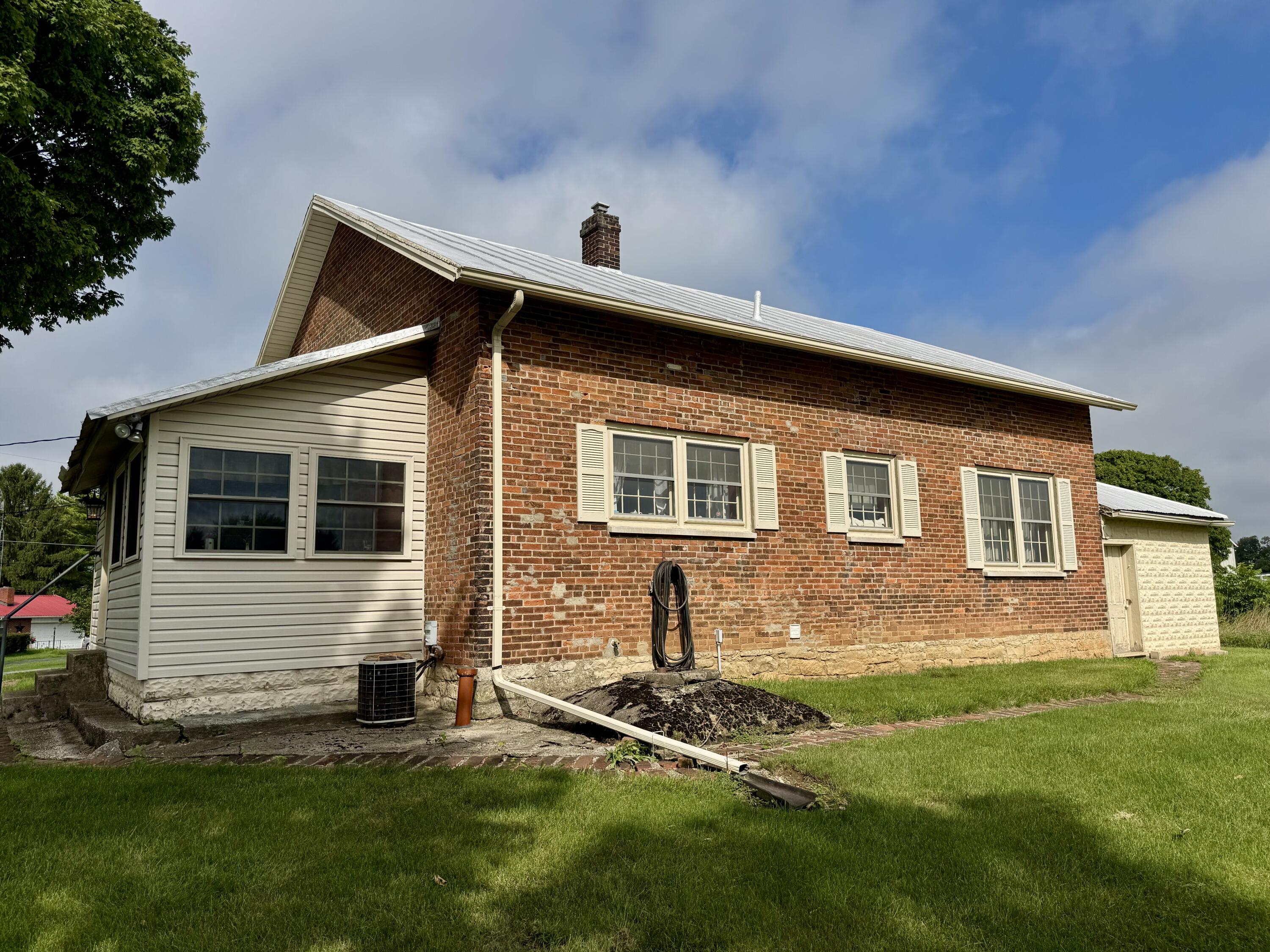 2156 Shrine Road Springfield, OH 45502 - Photo 5 of 22 IMG_2333