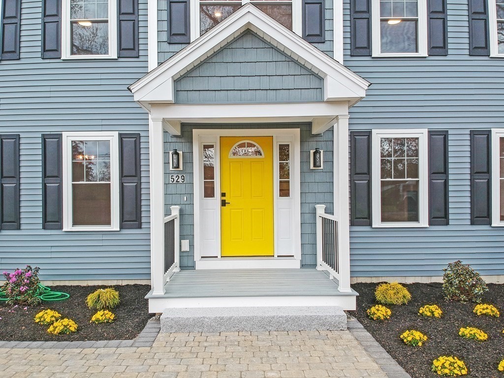 529 Chadwick Road Haverhill, MA 01835 - Photo 4 of 38 a front view of a house