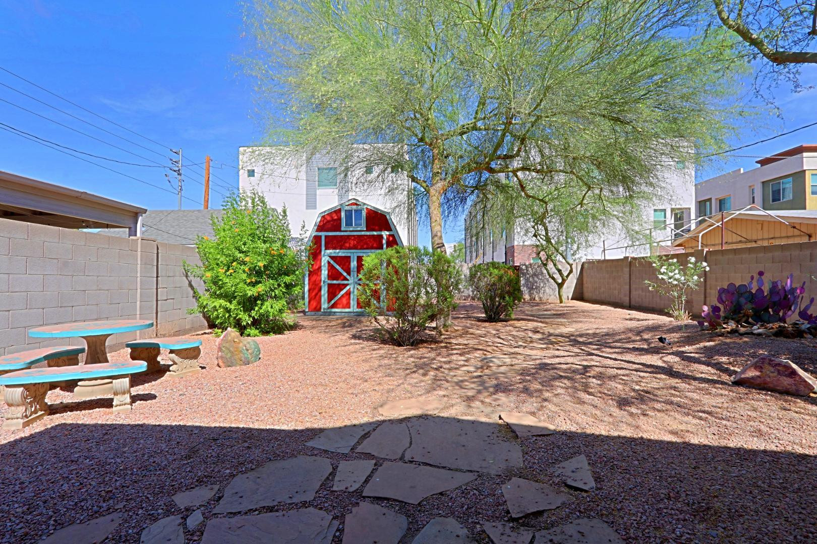 841 North 9th Avenue Phoenix, AZ 85007 - Photo 19 of 21 a view of a backyard with sitting area