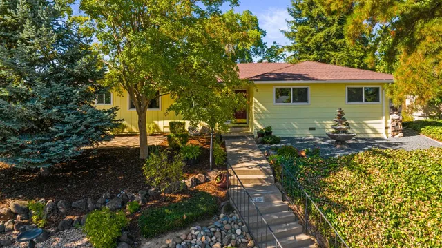 a view of a house with a yard