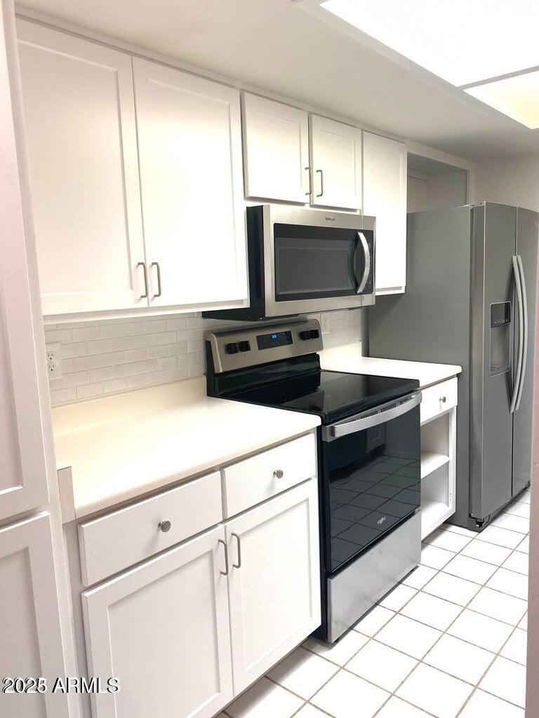 1021 South Greenfield Road, Unit 1198 Mesa, AZ 85206 - Photo 7 of 29 a kitchen with a refrigerator stove and microwave