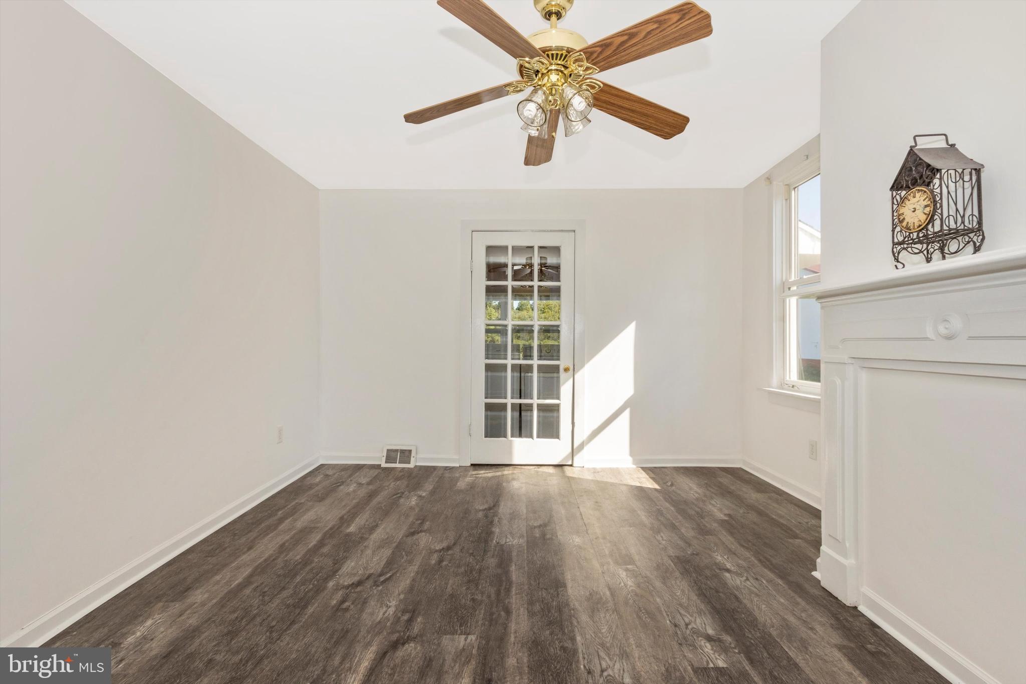 13634 Glissans Mill Road Mount Airy, MD 21771 - Photo 4 of 49 Living Room