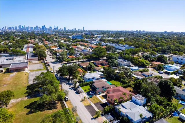 $1,250 | 3360 Southwest 6th Street, Unit BOTTOM, Miami, FL 33135