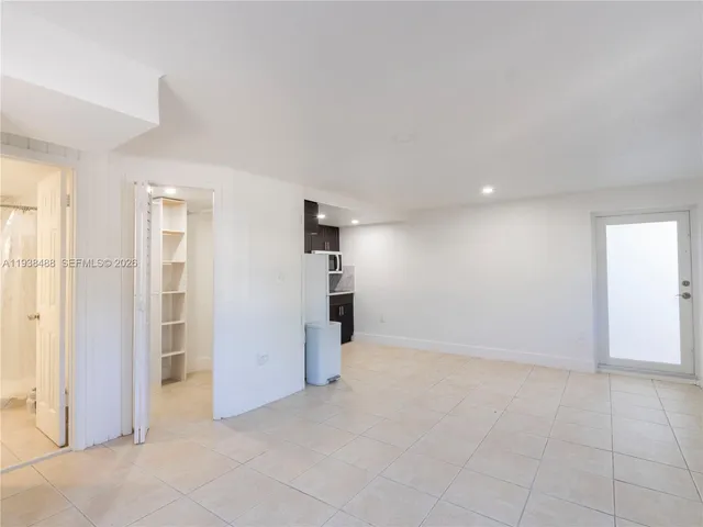 $1,250 | 3360 Southwest 6th Street, Unit BOTTOM, Miami, FL 33135