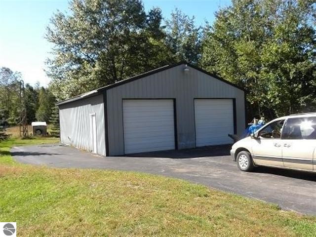 8608 South Coolidge Road Farwell, MI 48622 - Photo 8 of 13 1787406-7.JPG