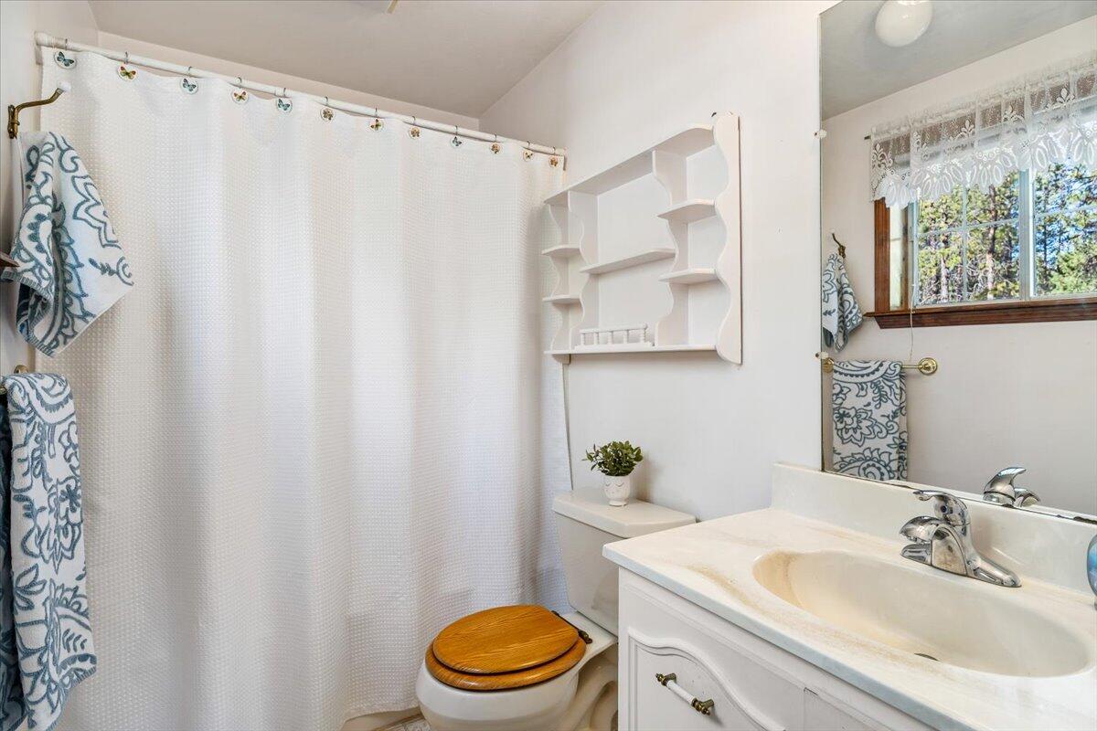 51422 Cedar Road La Pine, OR 97739 - Photo 30 of 44 Primary Bathroom