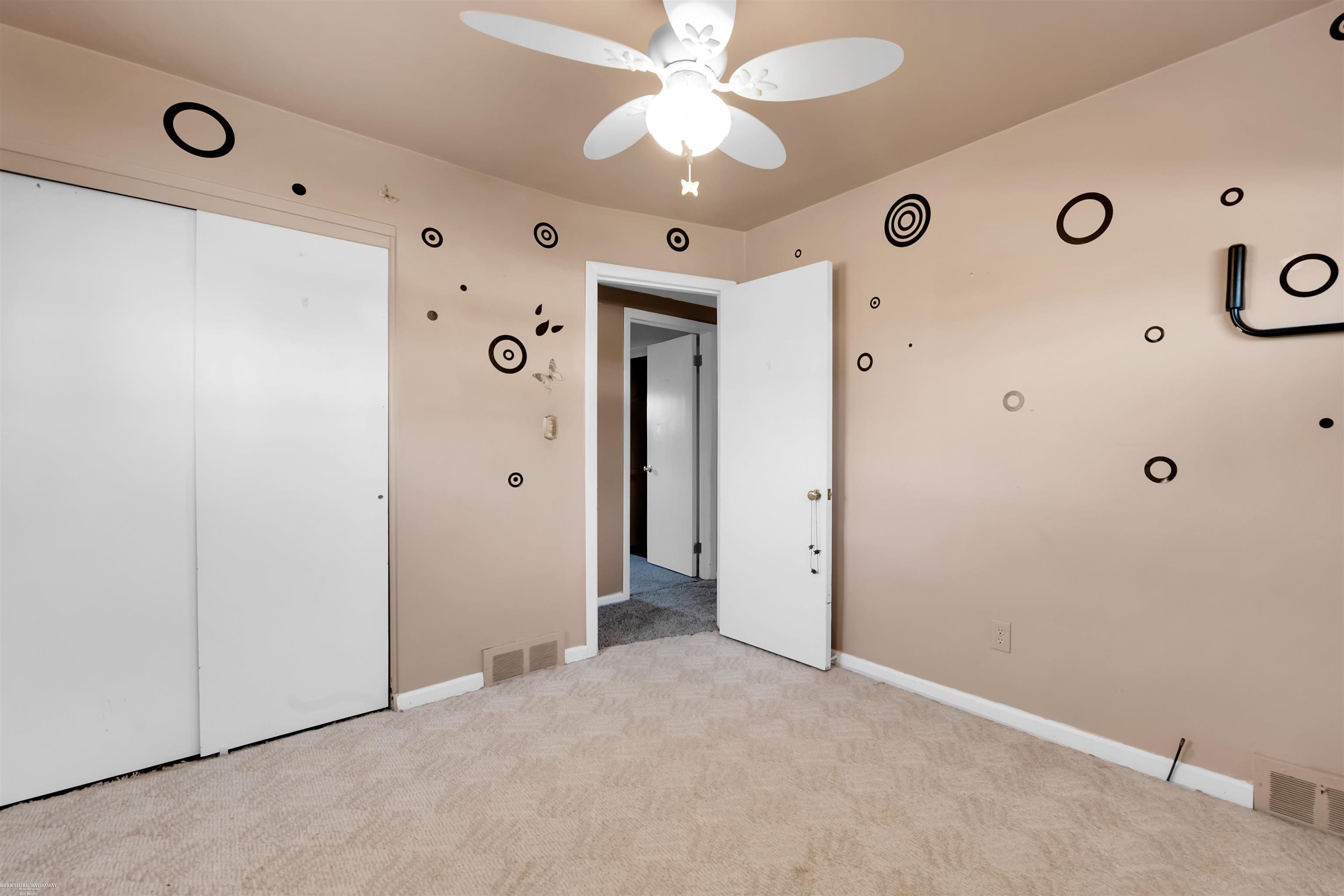 16820 May Eastpointe, MI 48021 - Photo 9 of 26 50128969-980af5e2-b5fc-49da-b32d-382897352d37.JPG
