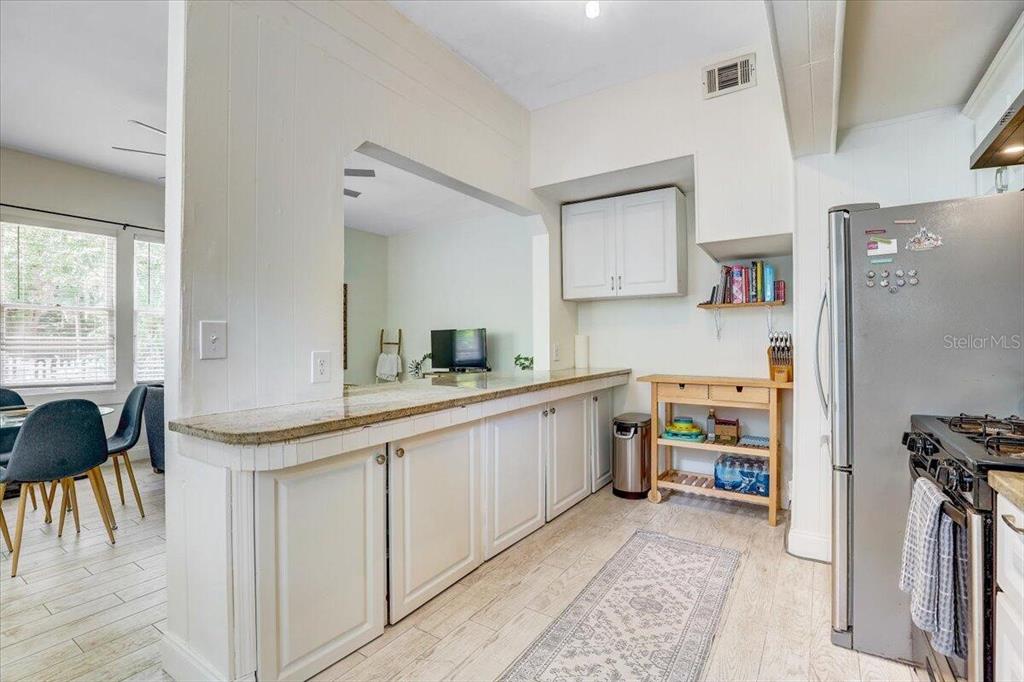 3219 West Hawthorne Road Tampa, FL 33611 - Photo 6 of 38 Gallery Image 6