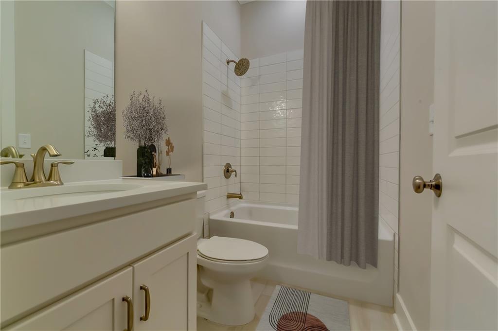 12 Overview Court Hoschton, GA 30548 - Photo 10 of 18 a bathroom with a toilet a sink and bathtub