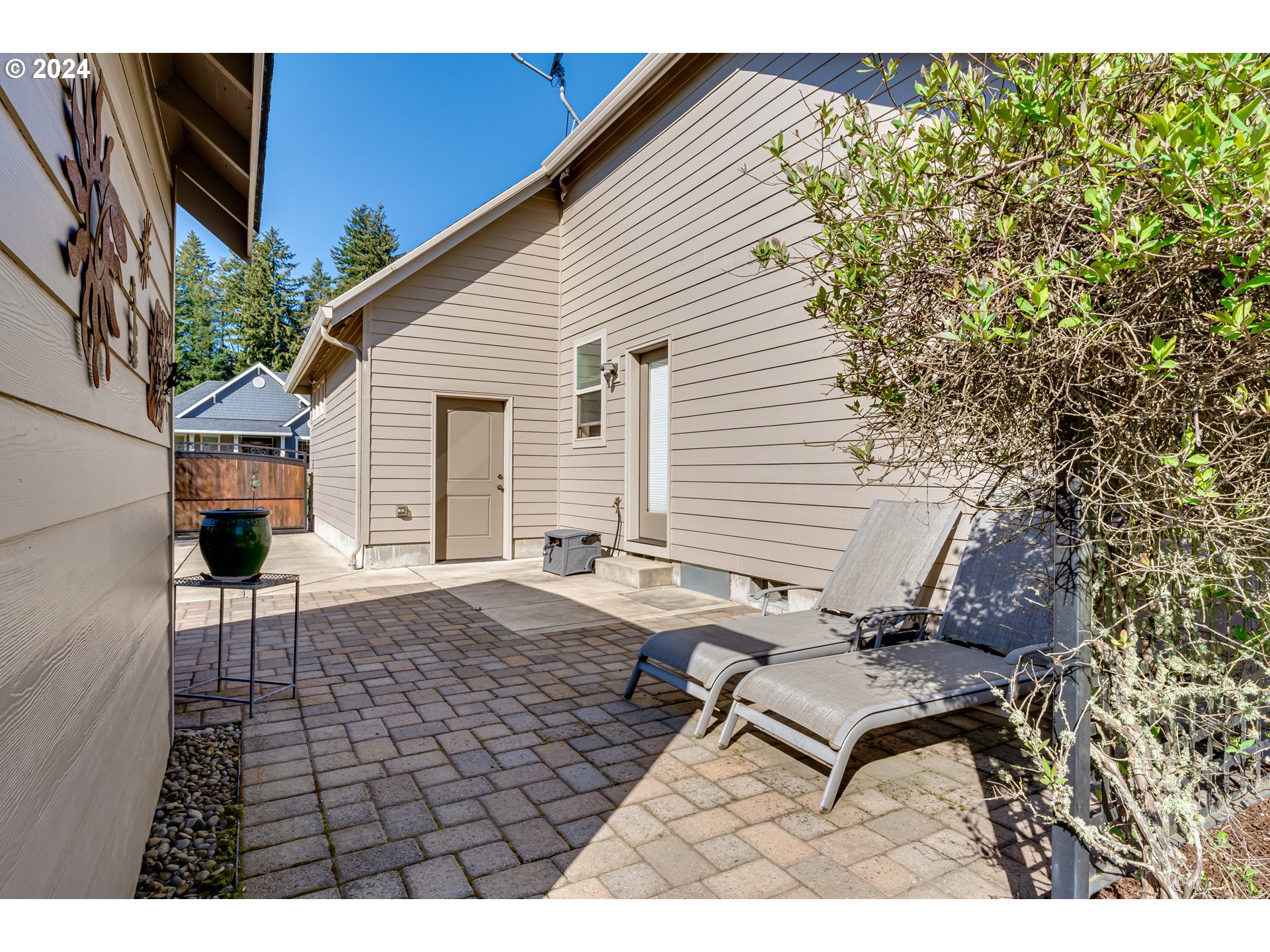 6234 Graystone Loop Springfield, OR 97478 - Photo 38 of 43 a backyard of a house with table and chairs