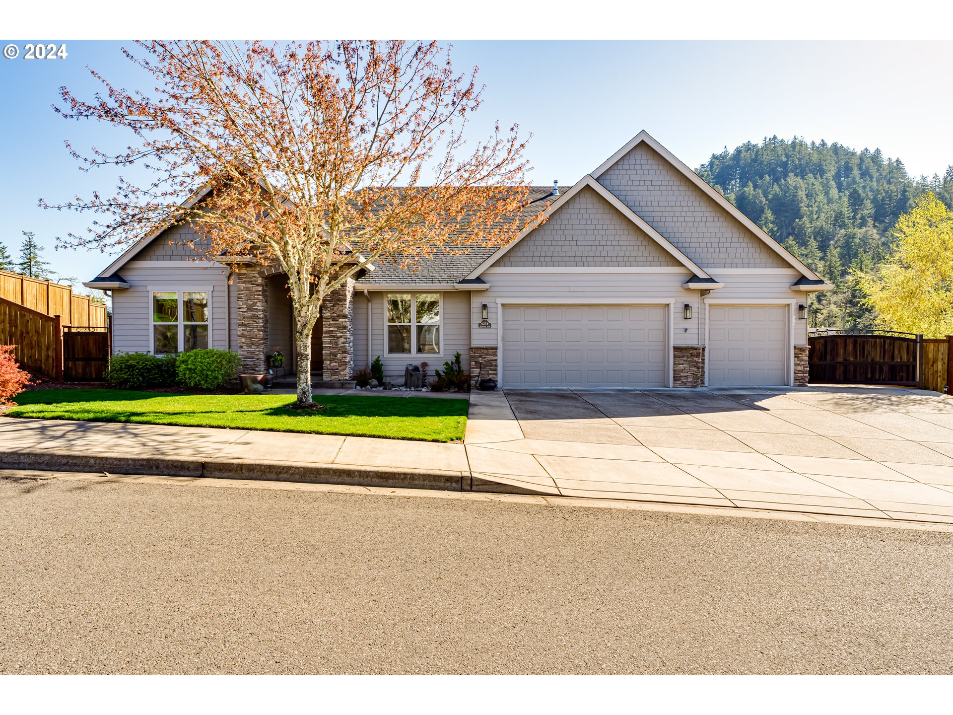 6234 Graystone Loop Springfield, OR 97478 - Photo 7 of 43 a house with a outdoor space
