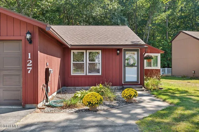 $259,900 | 127 Arrow Wood Place, Malta, NY 12020