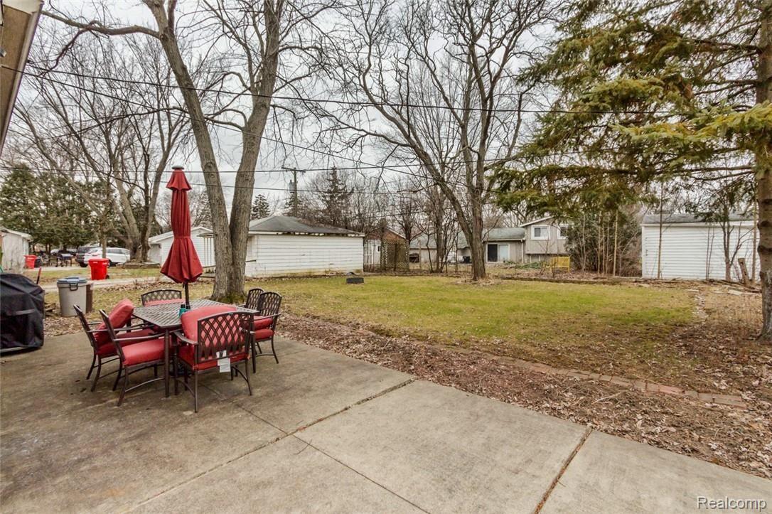 29505 Rambling Road Southfield, MI 48076 - Photo 19 of 25 19.jpg