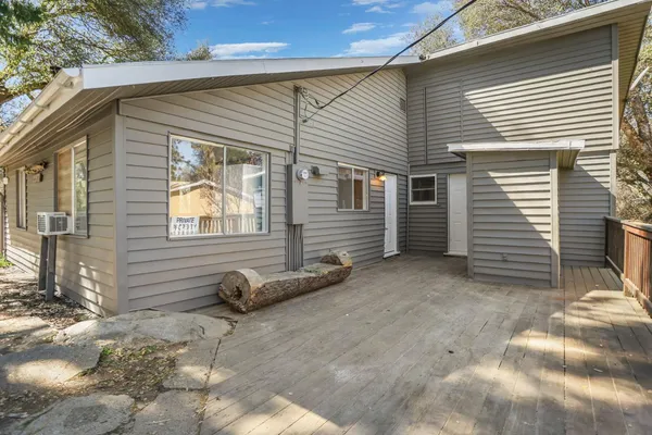 a view of a back yard