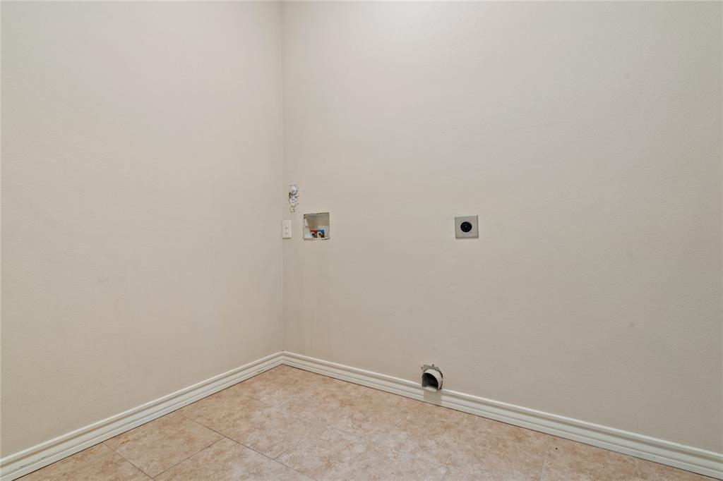 104 Eagle Meadow Drive Weatherford, TX 76087 - Photo 34 of 40 a view of a small space