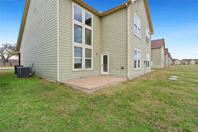 a view of a house with backyard and a yard