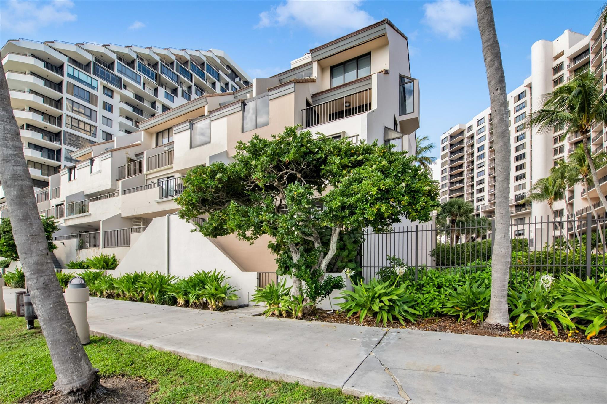 520 Brickell Key Drive, Unit BH25 Miami, FL 33131 - Photo 4 of 46 Photo 4