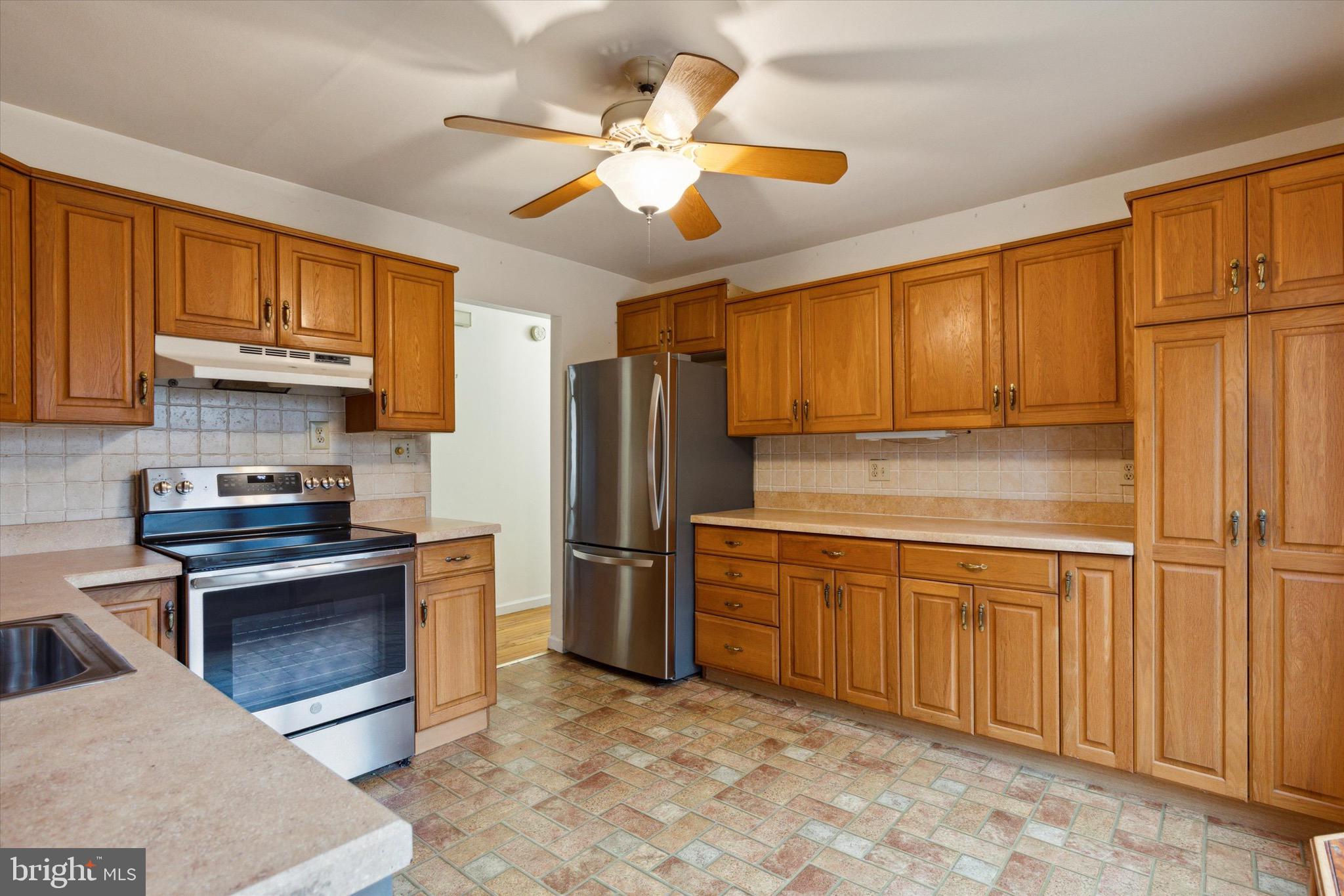 671 Davis Lane Wayne, PA 19087 - Photo 12 of 28 Kitchen