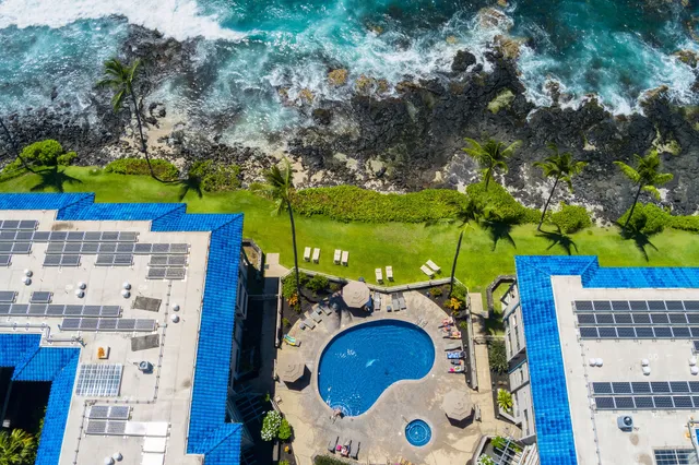 a view of entryway with garden and entertaining space