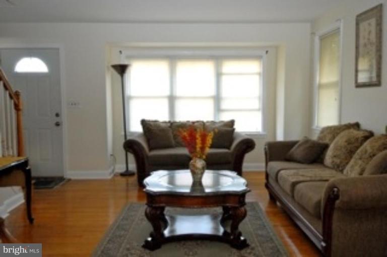 3304 Mayfair Road Baltimore, MD 21207 - Photo 11 of 17 Living Room