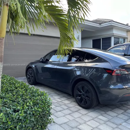 a view of entryway with a yard