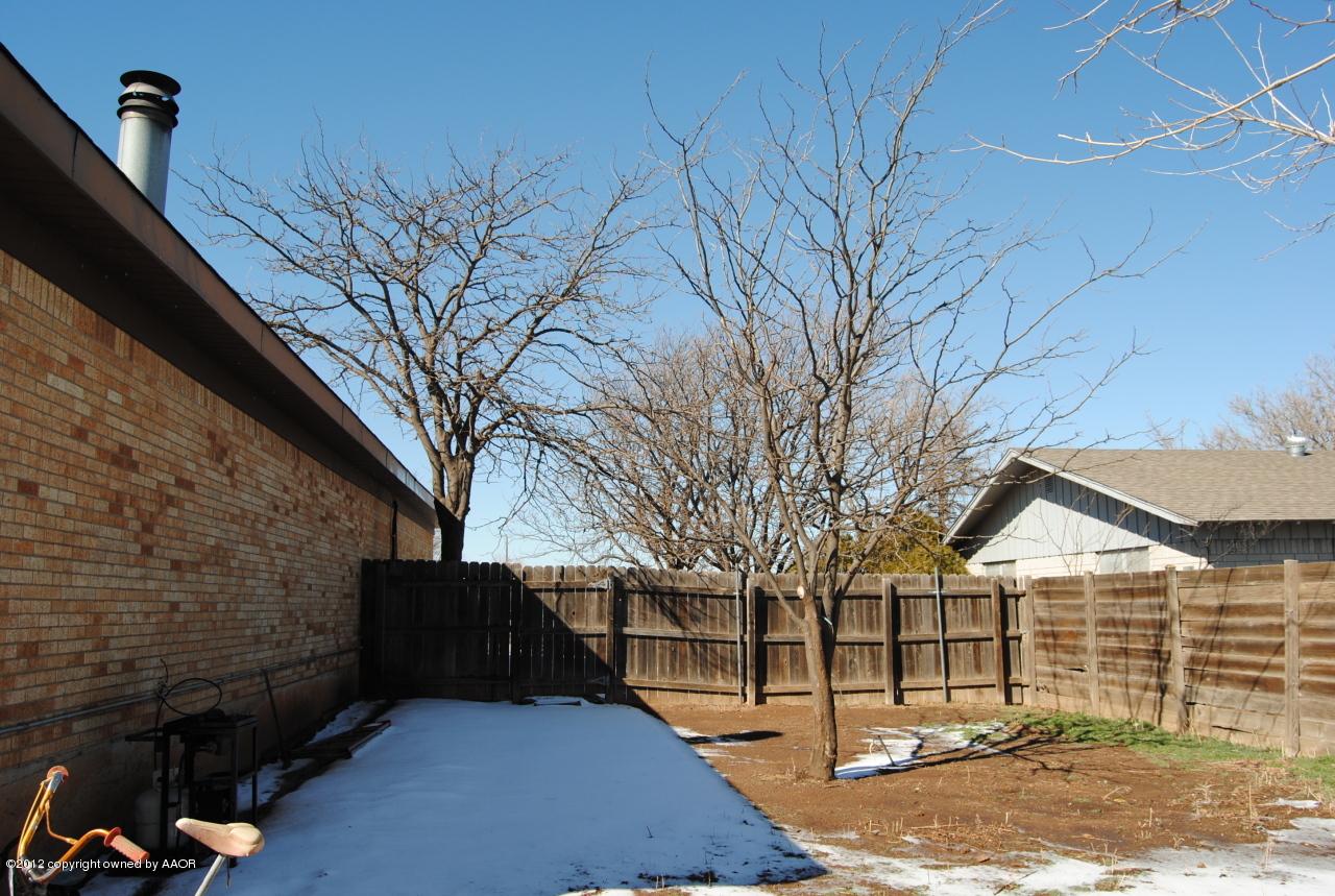 109 Rustic Trail Amarillo, TX 79108 - Photo 36 of 40 Side yard on the North side of house
