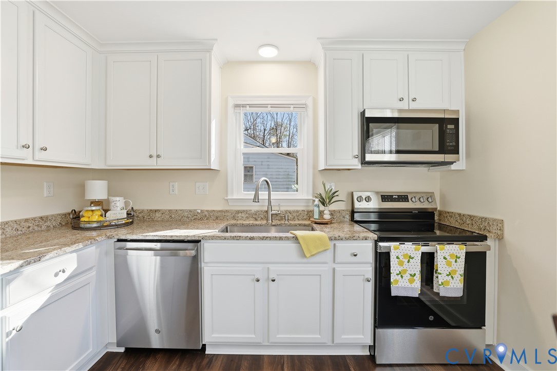 1312 Oldbury Road Midlothian, VA 23113 - Photo 11 of 35 Kitchen with stainless steel appliances, white cab