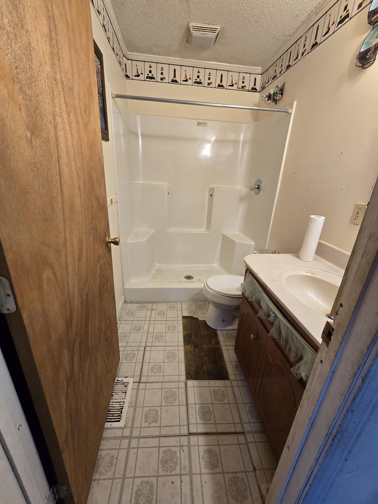 601 Anglin Ridge Road Dover, TN 37058 - Photo 15 of 30 a bathroom with a bathtub and toilet