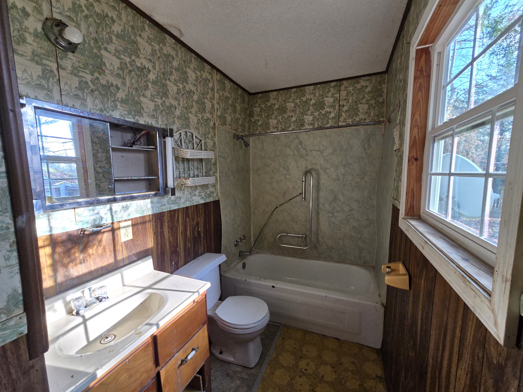 601 Anglin Ridge Road Dover, TN 37058 - Photo 18 of 30 a bathroom with a toilet a sink and bathtub
