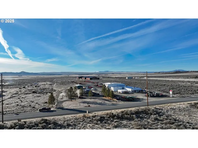 a view of a parking area