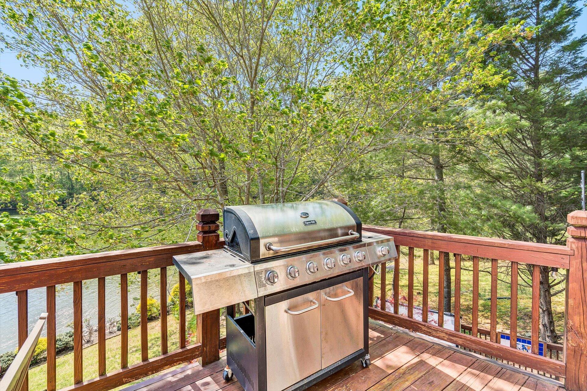 2339 Navigation Point Goodview, VA 24095 - Photo 19 of 49 a view of a balcony with stove