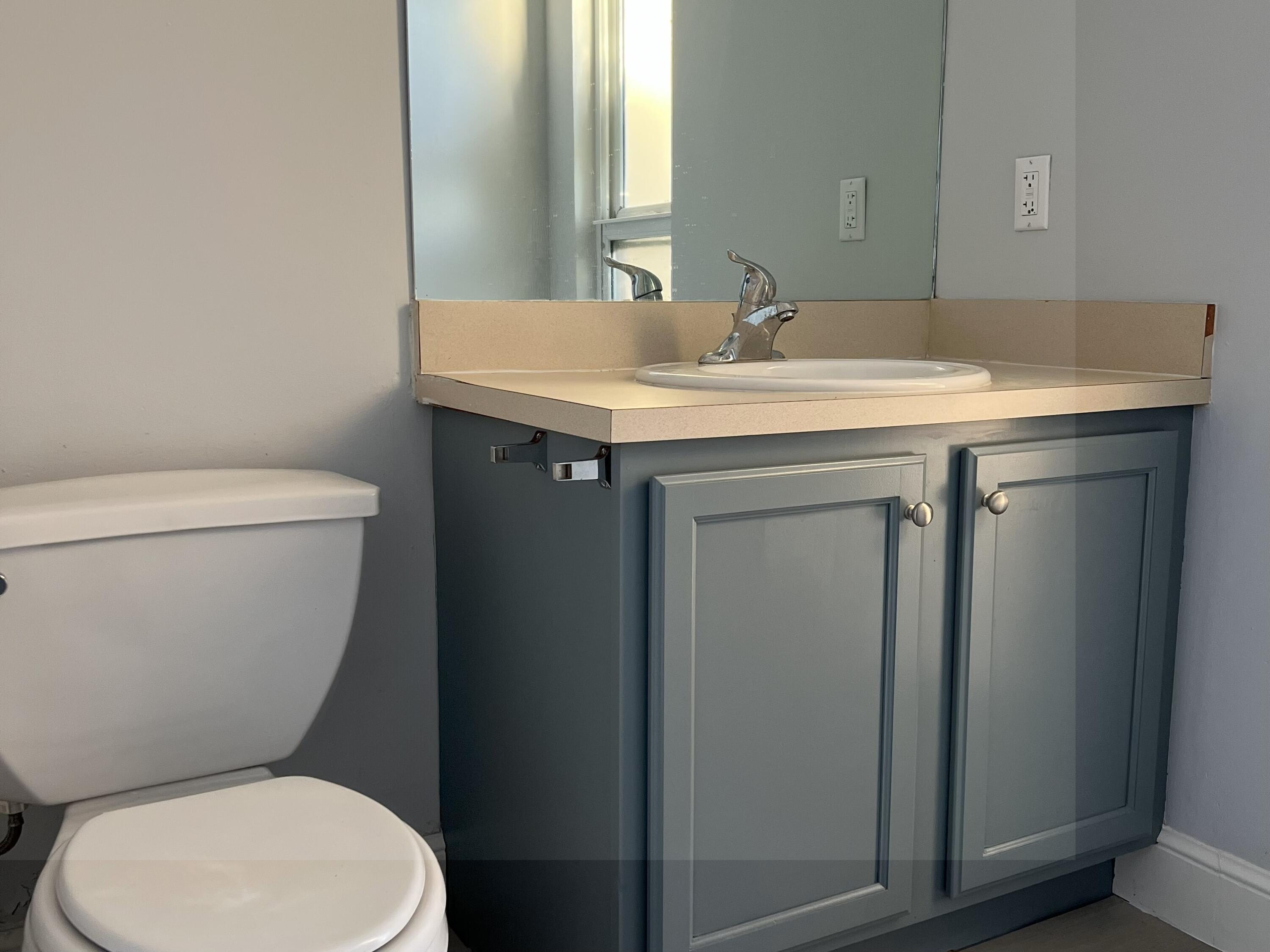 512 Southwest 1st Street Boynton Beach, FL 33435 - Photo 4 of 12 BATHROOM 1ST FLOOR