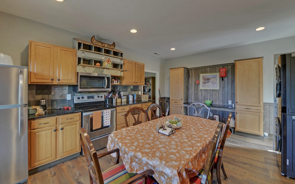 280 Cherokee Court Ellijay, GA 30540 - Photo 36 of 73 a open kitchen with stainless steel appliances granite countertop a stove a refrigerator a kitchen island a dining table and chairs