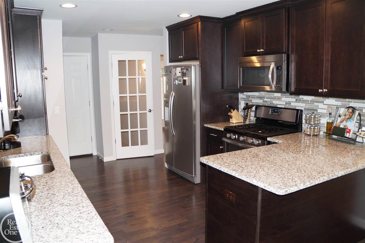 696 Baker Street Rochester Hills, MI 48307 - Photo 7 of 22