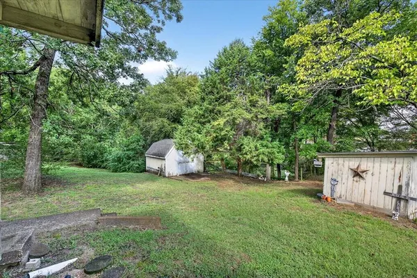 a view of a back yard