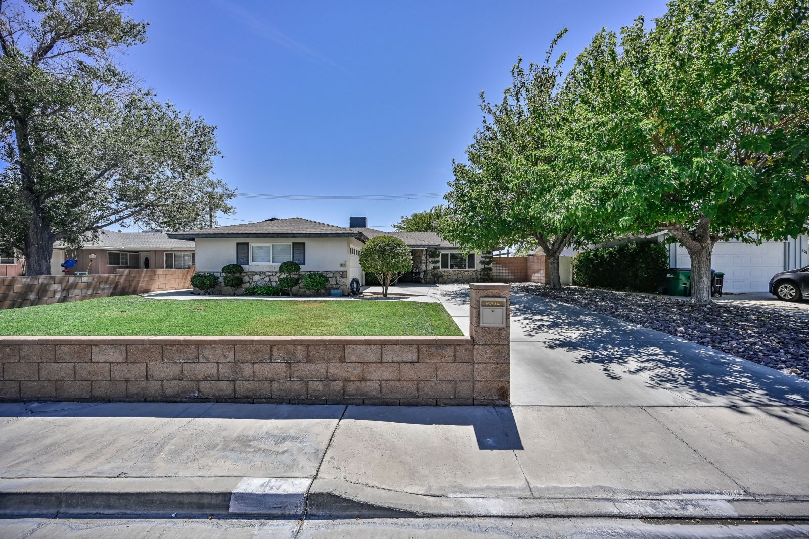 417 West Perdew Avenue Ridgecrest, CA 93555 - Photo 2 of 41