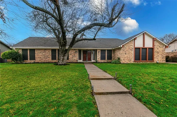 a front view of house with yard