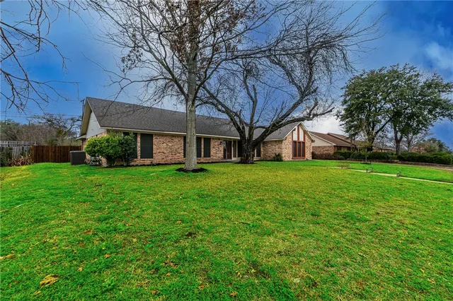 $462,995 | 640 Ivy Ann Drive, Woodway, TX 76712