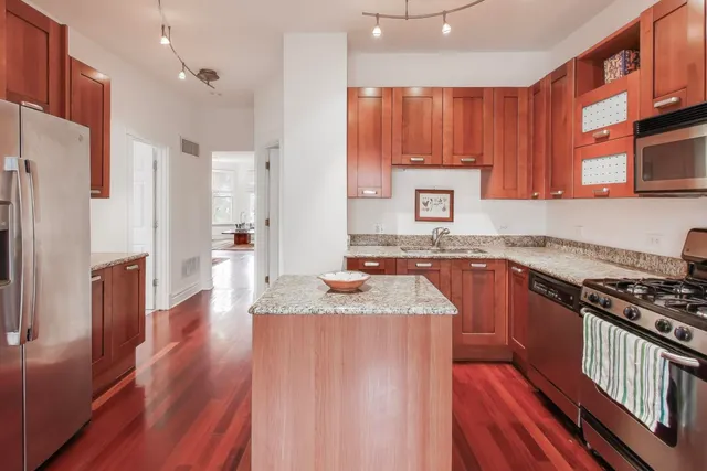 $649,000 | 3615 North Hoyne Avenue, Unit 2F, Chicago, IL 60618