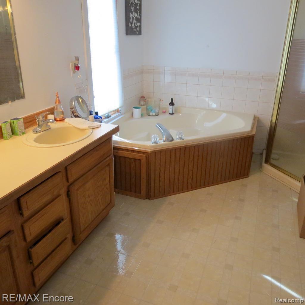 949 State Road Fenton, MI 48430 - Photo 8 of 12 IMG_0418.JPG