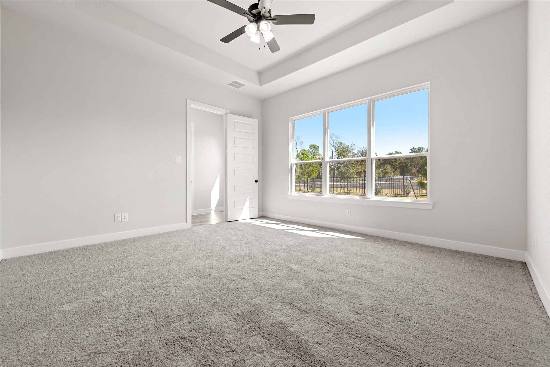 10950 Middle Rdg Drive Missouri City, TX 77459 - Photo 7 of 21 an empty room with a window and a ceiling fan